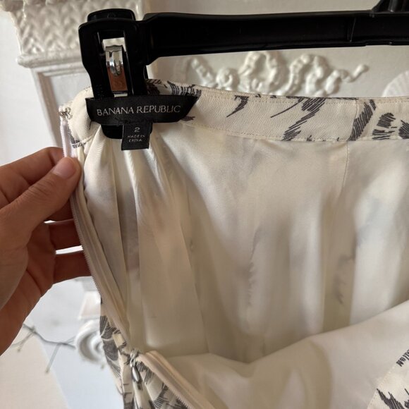 Banana Republic Pleated Skirt - Picture 4 of 15